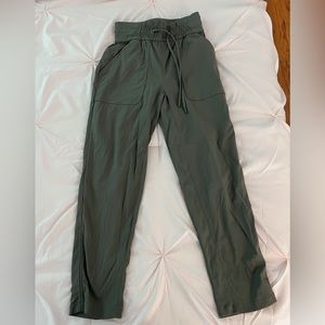 Lululemon Army Green Studio Mid-Rise Jogger
Full Length Size 0 Great condition